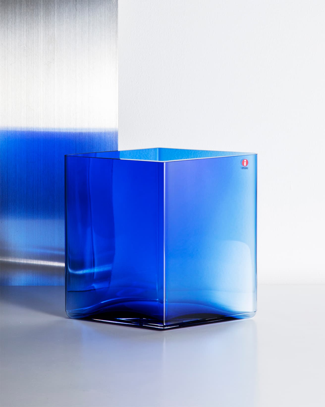 フィンランド語でひし形を意味する《ルーツ》。シンメトリーなフォルムから映し出された色と影、その全てが美しい。《ルーツ ベース》ウルトラマリンブルー 205mm×180mm 33,000円。