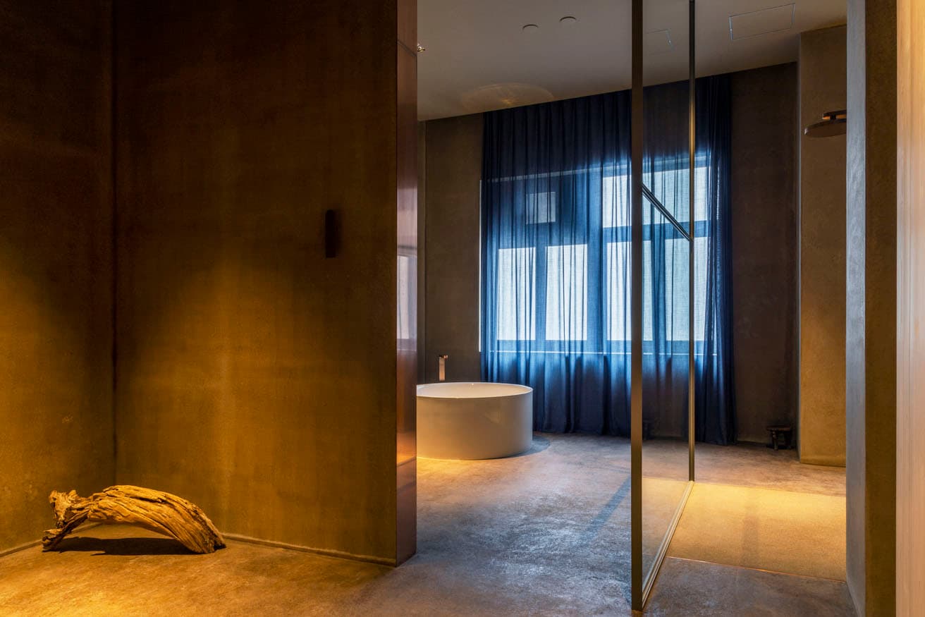 入浴という行為を儀式になぞらえ、新たなバスカルチャーをデザインした〈SKUNA〉の展示。アートディレクション、プロダクトデザイン、クリエイティブ面の全てをTERUHIRO YANAGIHARA STUDIO(TYS)が担当している。
