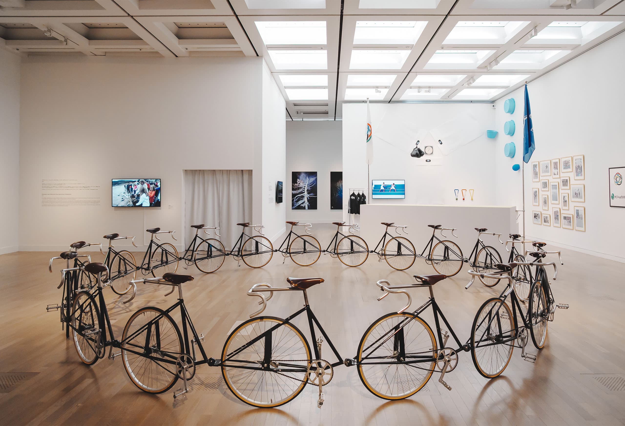 村上隆、奈良美智、椿昇、宮島達男…世紀をまたぐ20年間を日本発の現代アートで検証する「プリズム展」とは?