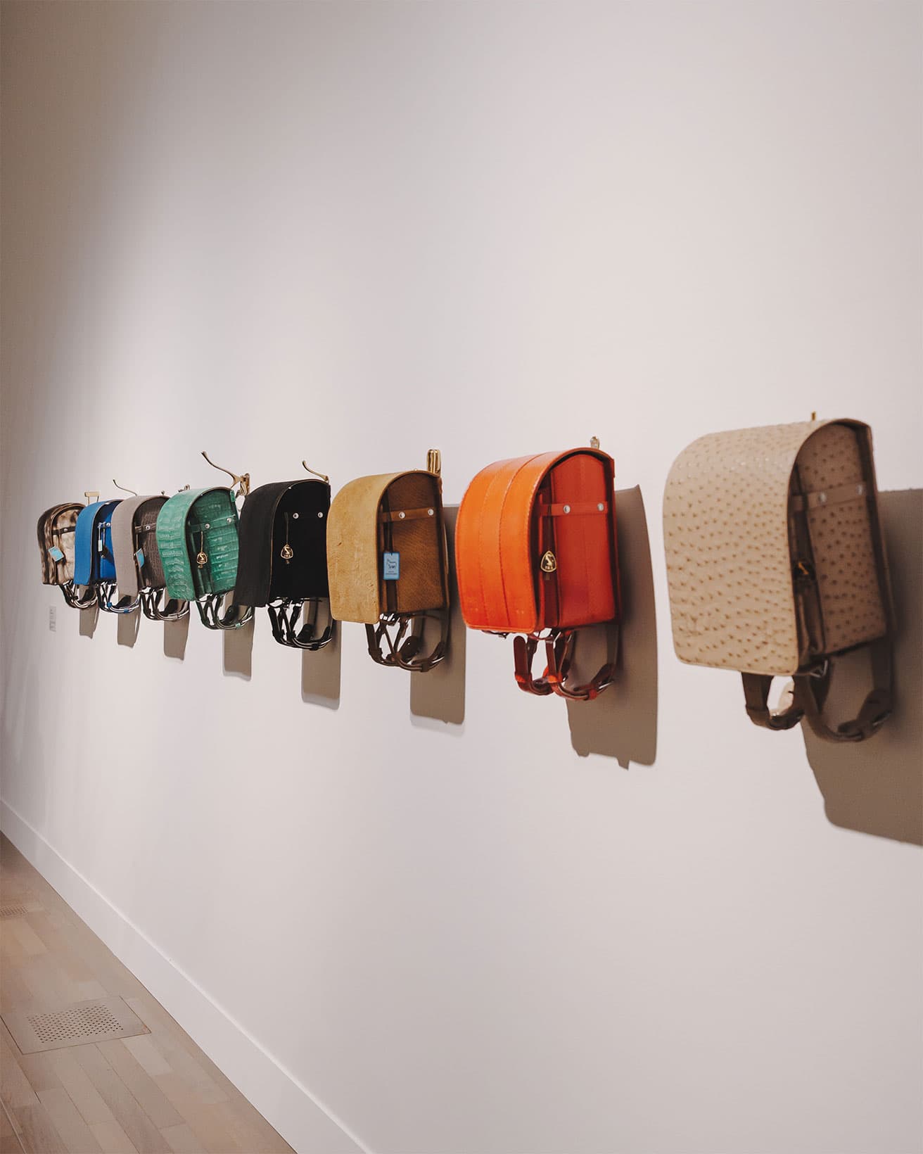 村上隆《ランドセルプロジェクト》(1991年、豊田市美術館蔵)。ワシントン条約により捕獲が規制された動物の皮で作ったランドセル。村上が「スーパーフラット」を打ち出す前の作品。